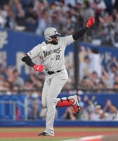 　４回、中越えソロを放ちポーズを決めるポランコ（撮影・開出牧）