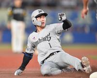 　４回、ライトへ適時三塁打を放ち滑り込む藤原（撮影・開出牧）