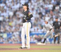 　１回、寺地（後方）に先制の左越えソロを打たれた上沢（撮影・開出牧）