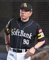 　７回、投手交代を告げた小久保監督（撮影・開出牧）