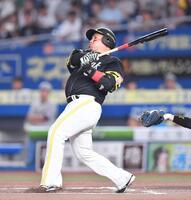 　６回、左飛に倒れた山川（撮影・開出牧）