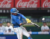 　８回、水谷が左越え勝ち越しソロを放つ（撮影・園田高夫）