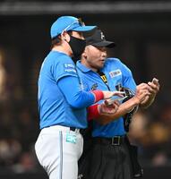 　８回、投手交代を告げる新庄監督（撮影・園田高夫）