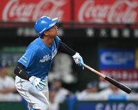 　３回、中越えに先制ソロを放った万波（撮影・園田高夫）