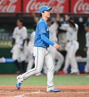 　８回、逆転を許した日本ハム５番手の玉井（撮影・園田高夫）