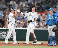 　８回、逆転の２点適時三塁打を放ち、塁上で喜びを爆発させる長谷川（中央）＝撮影・園田高夫