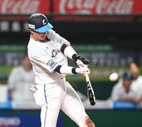 　８回、長谷川が逆転の右中間２点適時三塁打を放つ（撮影・園田高夫）