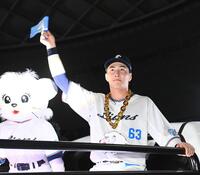 　ファンの声援に応える長谷川（撮影・園田高夫）