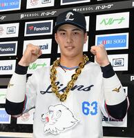 　お立ち台でポーズを決める長谷川（撮影・園田高夫）