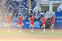 　試合前，ダンスを披露するロッテジャイアンツチアリーダー＆ＷｉｎーＧ（撮影・開出牧）