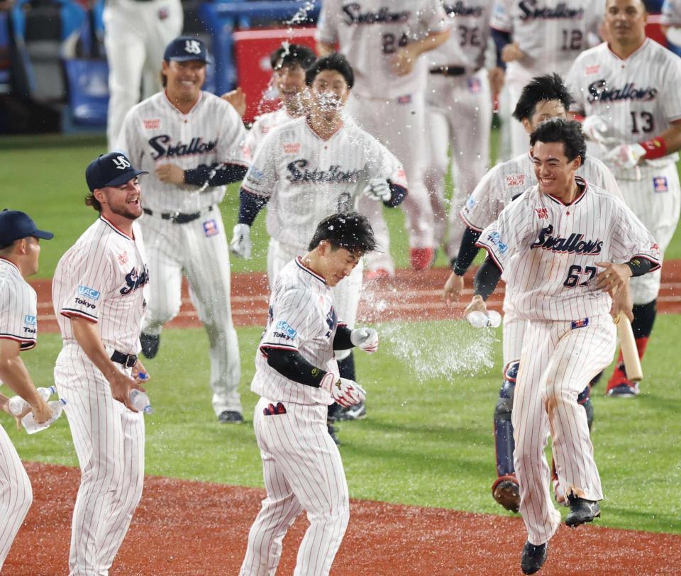 　９回、ナインに祝福される内山（中央）