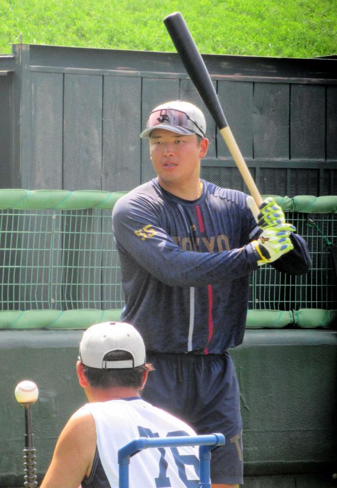 　屋外で打撃練習する村上（撮影・伊藤玄門）