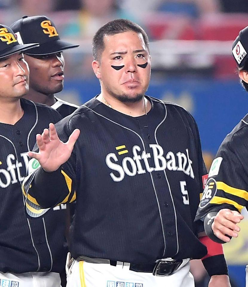 　ロッテに勝利しナインとタッチを交わす山川