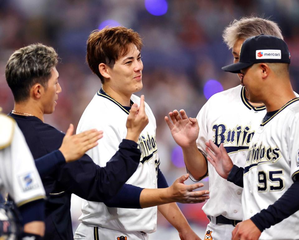 　楽天に勝利しナインとタッチを交わす九里（中央）（撮影・山口登）