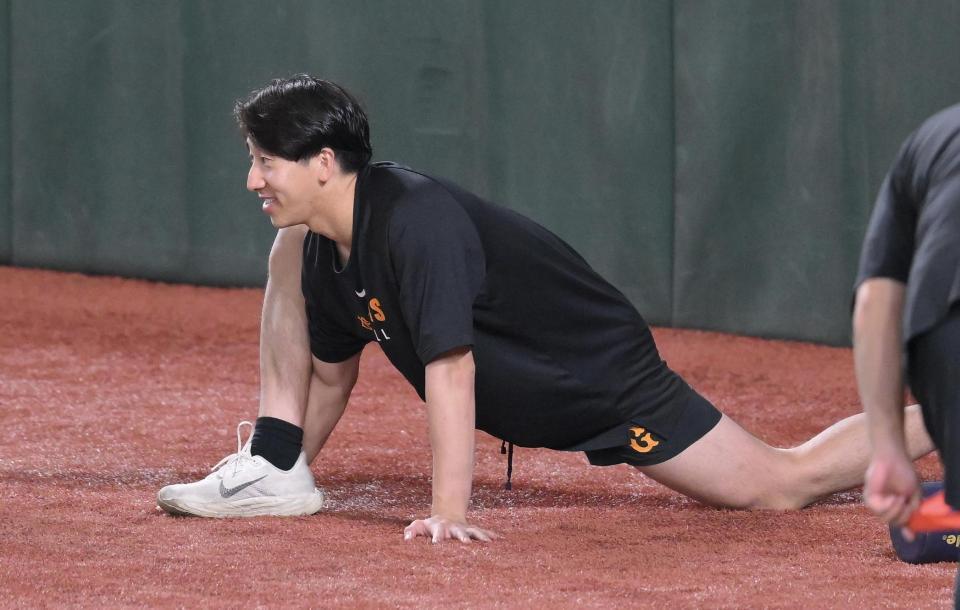 　左足のストレッチをする大勢（撮影・伊藤笙子）