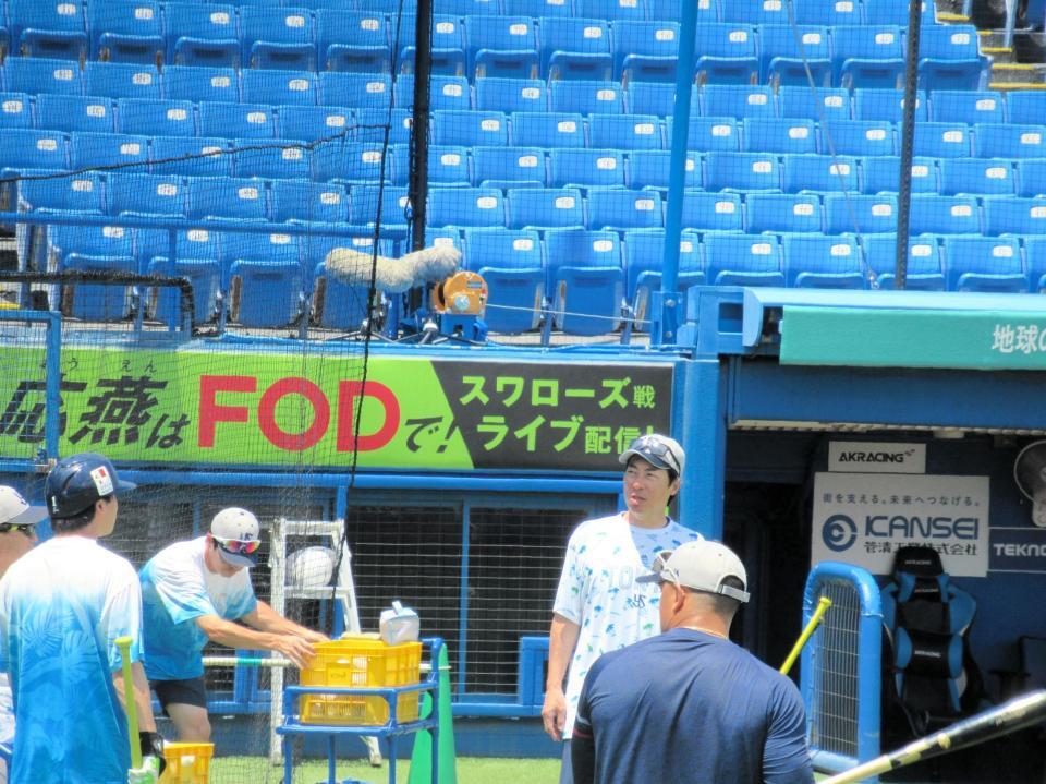 　練習の合間に話をする高津監督と山田