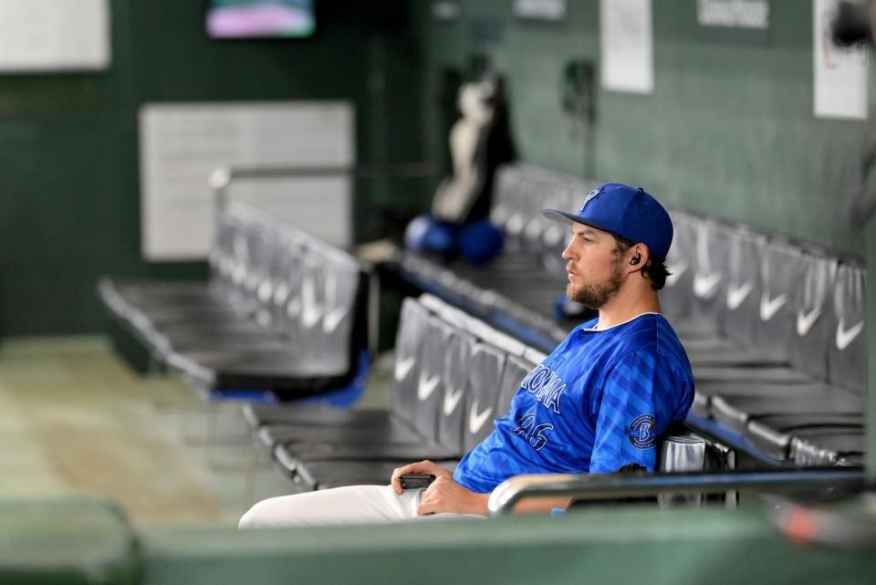 　試合前、誰もいないベンチで精神統一するバウアー（撮影・伊藤笙子）