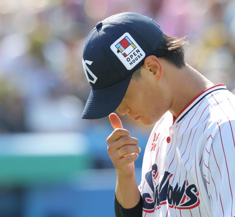 　５回、森下に２ランを浴び、肩を落としてベンチへ戻る高橋（撮影・西岡正）