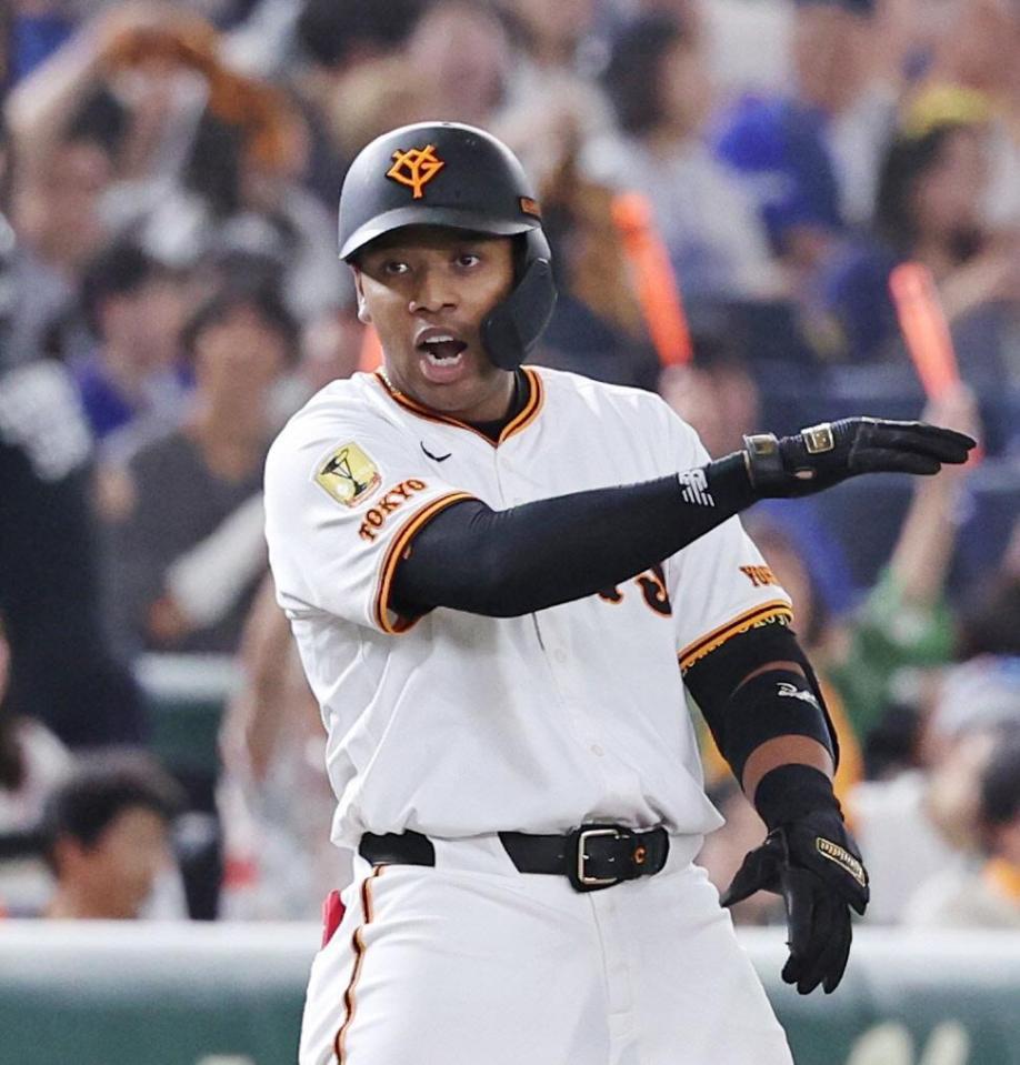 　６回裏、走者一掃の三塁打を放ち喜ぶオコエ