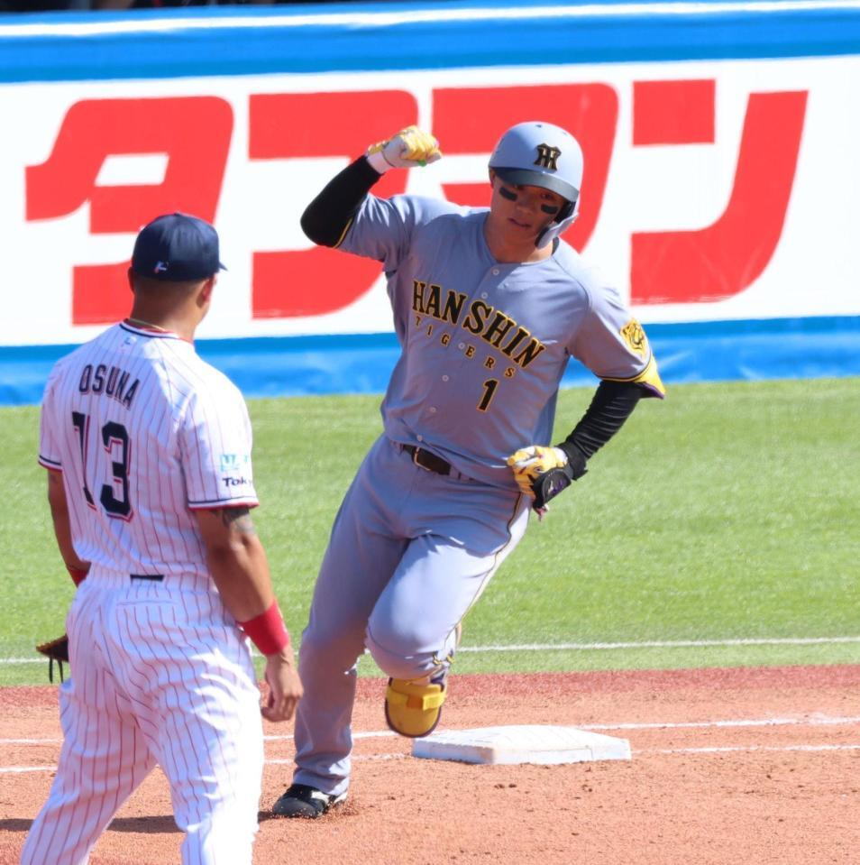 　５回、左越えに先制２ランを放ちガッツポーズの森下（撮影・金田祐二）