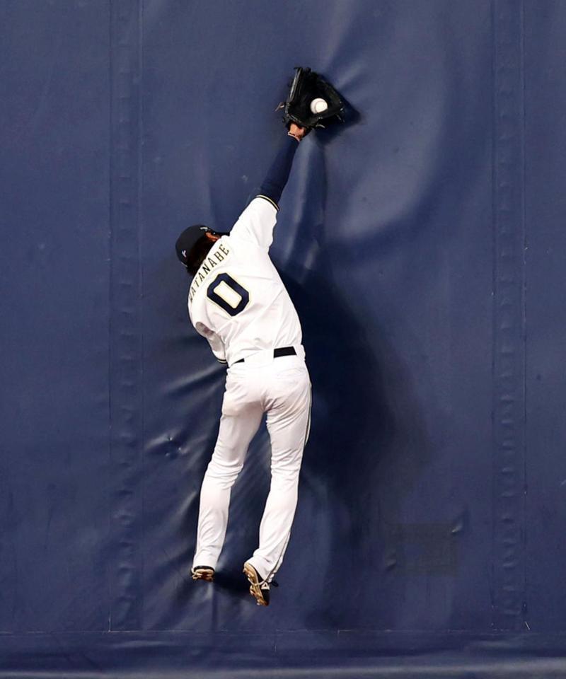 　９回、渡部は辰己の飛球を好捕する（撮影・山口登）