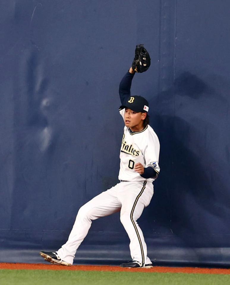 　９回、渡部は辰己の飛球を好捕する（撮影・山口登）