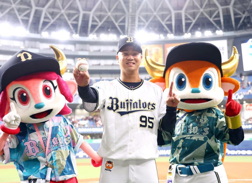 　才木はプロ初勝利を飾り、ウイニングボールを手にポーズを決める（撮影・山口登）