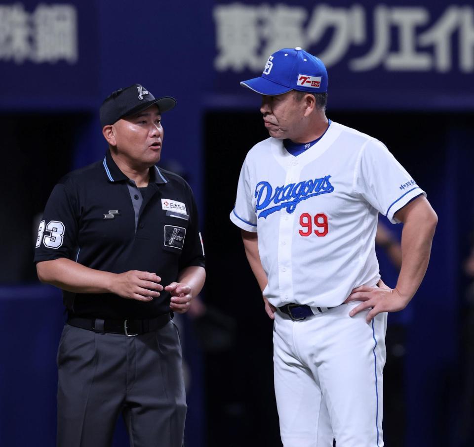 　９回、本盗のアウト判定を巡ってのリクエスト後、審判団に確認をする井上監督（撮影・市尻達拡）