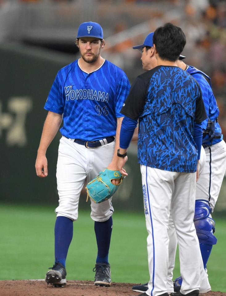 　６回、オコエに３点適時三塁打を浴び、三浦監督から交代を言い渡されたバウアー（撮影・伊藤笙子）