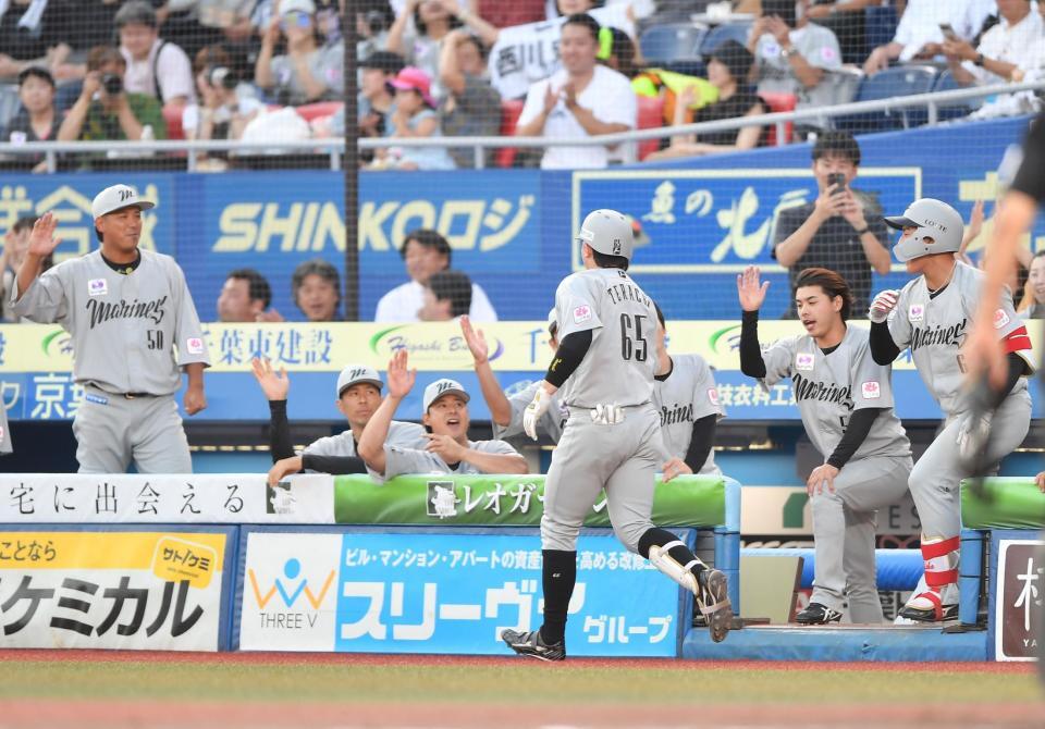 　１回、先制の左越えソロを放ちナインとタッチを交わす寺地（手前）＝撮影・開出牧