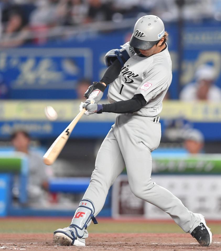 　４回、ライトへ適時三塁打を放つ藤原（撮影・開出牧）