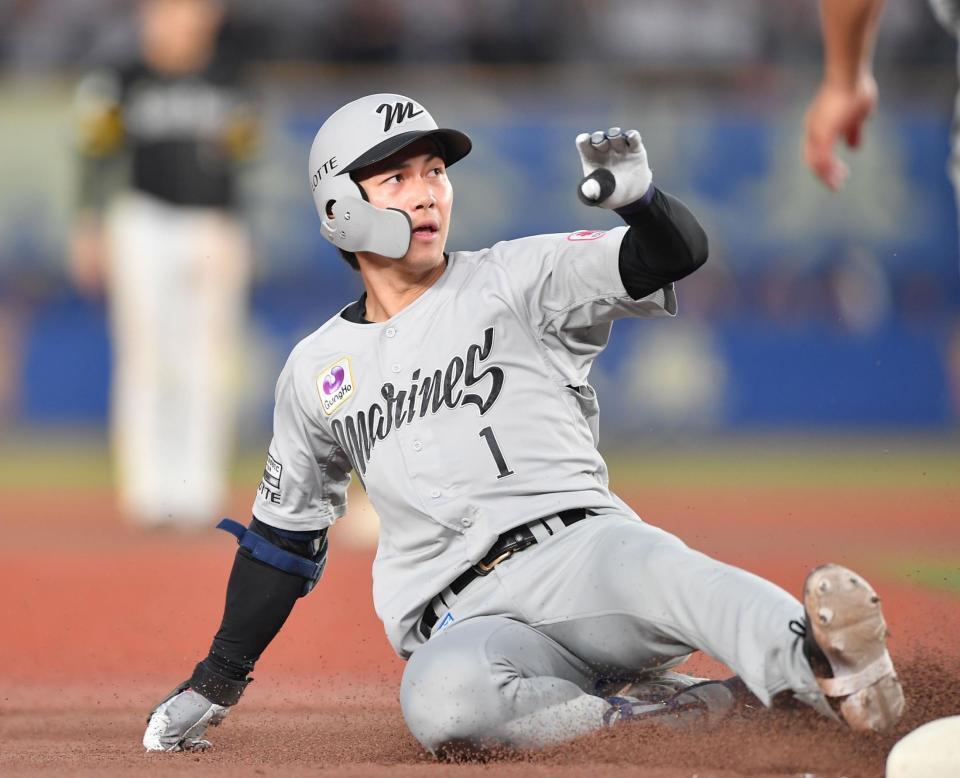 　４回、ライトへ適時三塁打を放ち滑り込む藤原（撮影・開出牧）