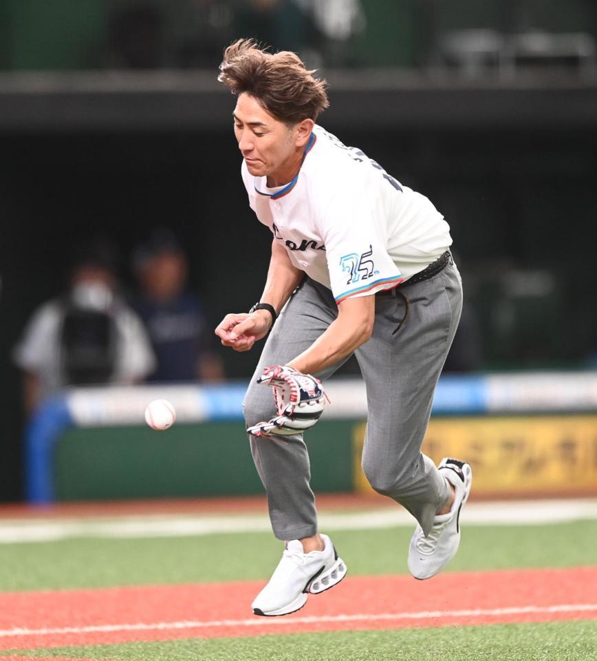 　捕手役の中村剛が投げた小フライを取り損ねるＧＧ佐藤氏（撮影・園田高夫）