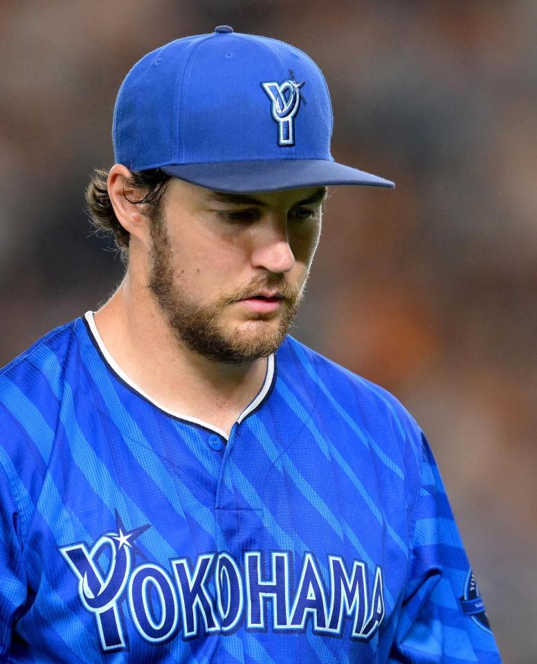 　４回、２点を先制され、うつむきながらベンチへ下がるバウアー（撮影・伊藤笙子）