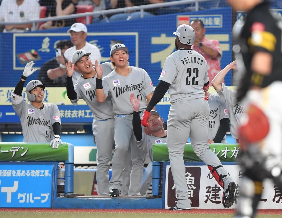 　４回、中越えソロを放ちナインとタッチを交わすポランコ（２２）＝撮影・開出牧