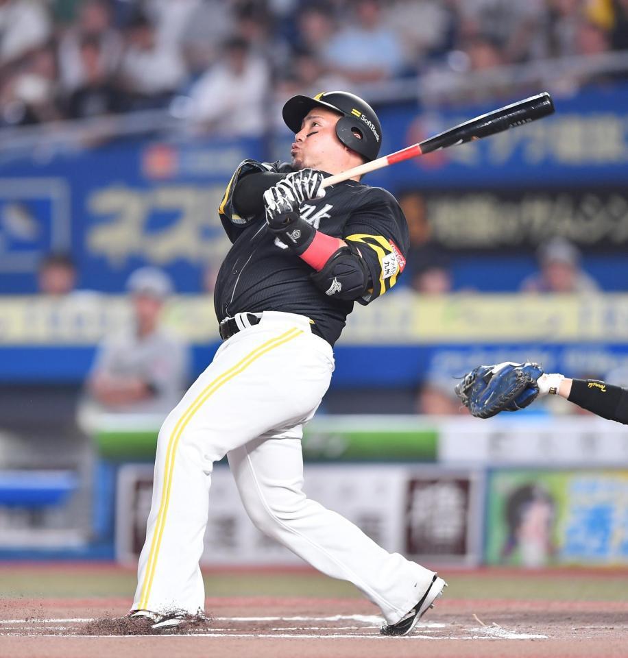 　６回、左飛に倒れた山川（撮影・開出牧）