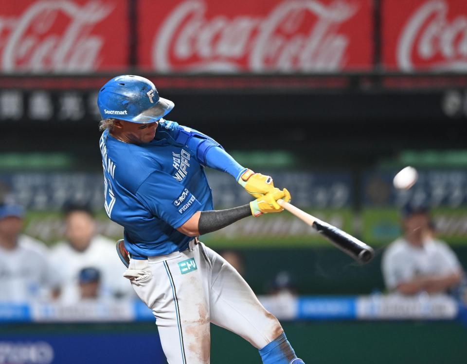 　８回、水谷が左越え勝ち越しソロを放つ（撮影・園田高夫）