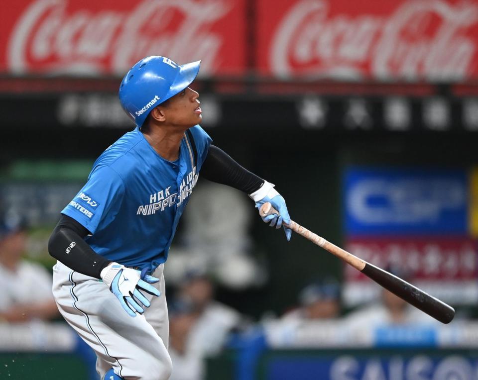 　３回、中越えに先制ソロを放った万波（撮影・園田高夫）