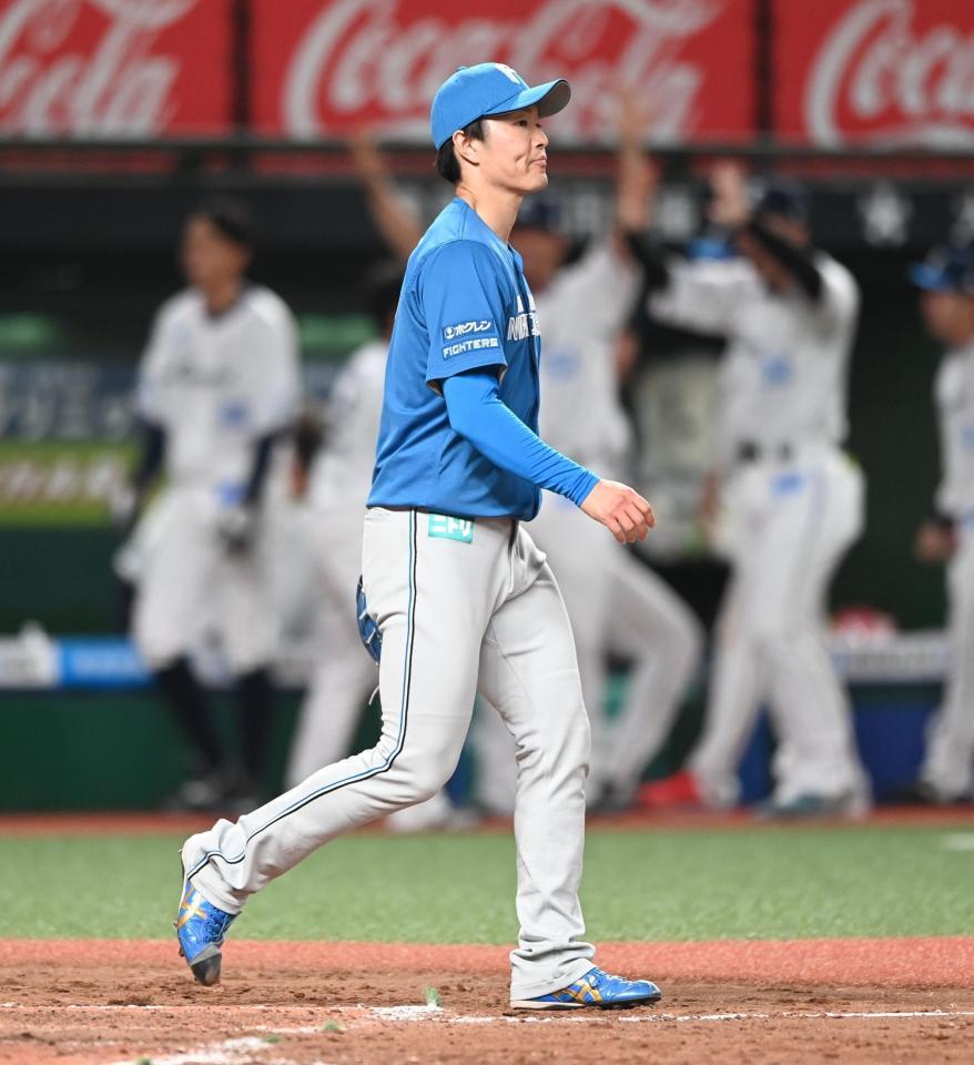 　８回、逆転を許した日本ハム５番手の玉井（撮影・園田高夫）