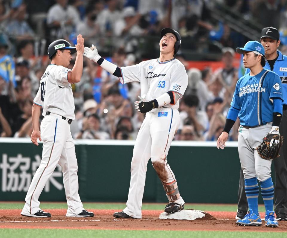 　８回、逆転の２点適時三塁打を放ち、塁上で喜びを爆発させる長谷川（中央）＝撮影・園田高夫