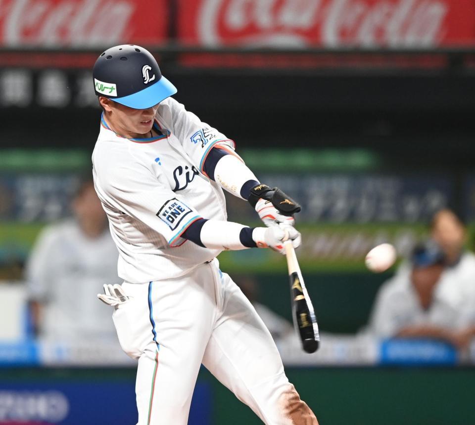 　８回、長谷川が逆転の右中間２点適時三塁打を放つ（撮影・園田高夫）