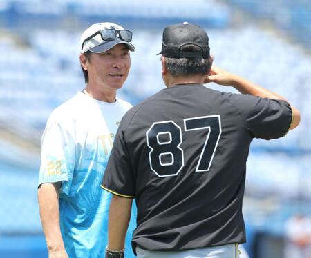 　野村克則コーチ（右）と談笑する高津監督（撮影・西岡正）