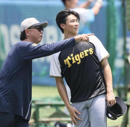 　伊藤智仁投手コーディネーター（左）と話をする湯浅（撮影・田中太一）
