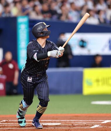 　１回、中越えに先制ソロを放つ西川（撮影・山口登）