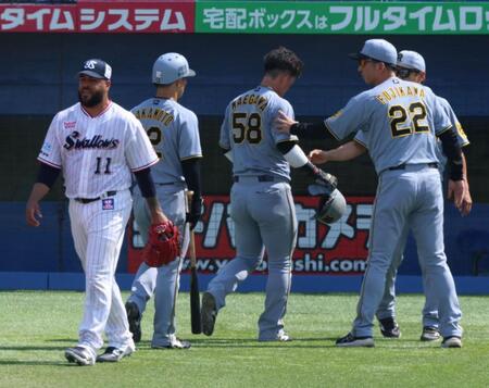 　５回、伊藤将のスクイズで失点し、厳しい表情のアビラ（撮影・金田祐二）