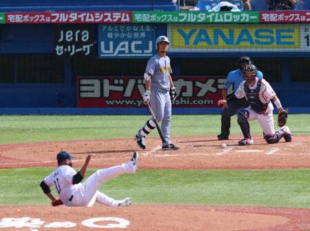 　５回、伊藤将のとき投球後に転倒するアビラ（撮影・金田祐二）