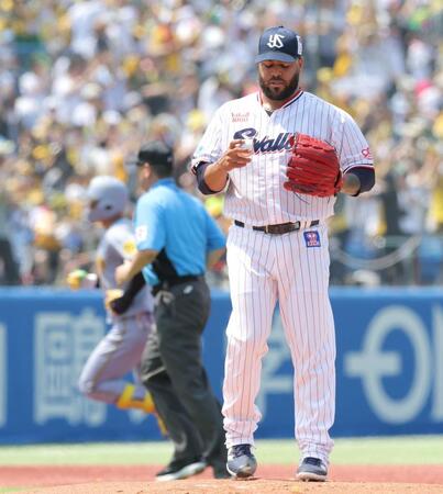 　１回、森下（左）に先制ソロを浴びたアビラ（撮影・西岡正）