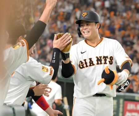 　２回、プロ第１号となる右越えソロを放ち、笑顔を見せる中山（撮影・伊藤笙子）