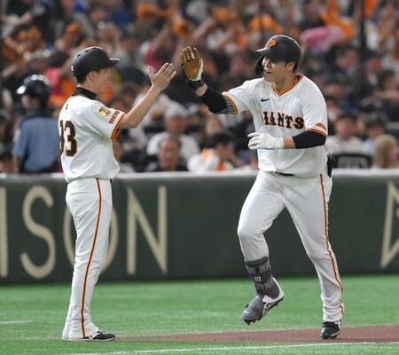 　２回、プロ第１号となる右越えソロを放ち、松本コーチ（左）とハイタッチする中山（撮影・伊藤笙子）