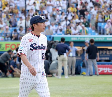 　阪神に連敗し、引き上げる高津監督（撮影・西岡正）